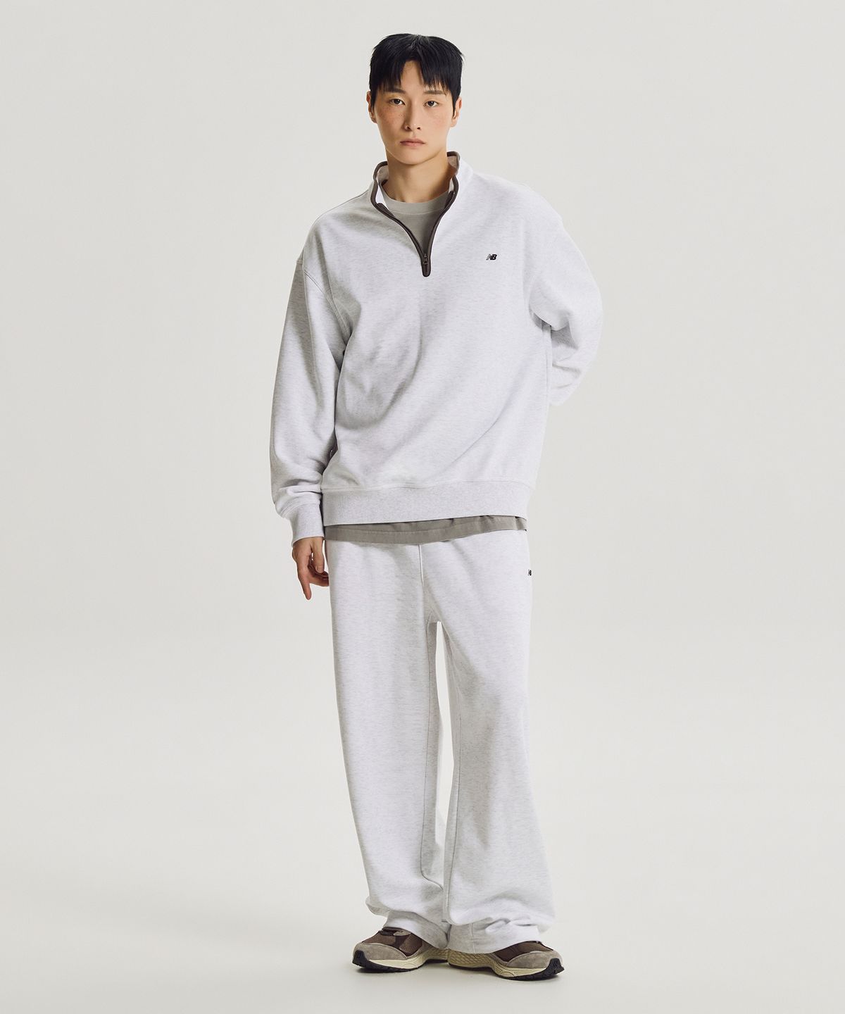 뉴발란스(NEW BALANCE) NBNCG41823 / UNI 에센셜 클래식 반집업 배색 맨투맨 (A/GRAY)