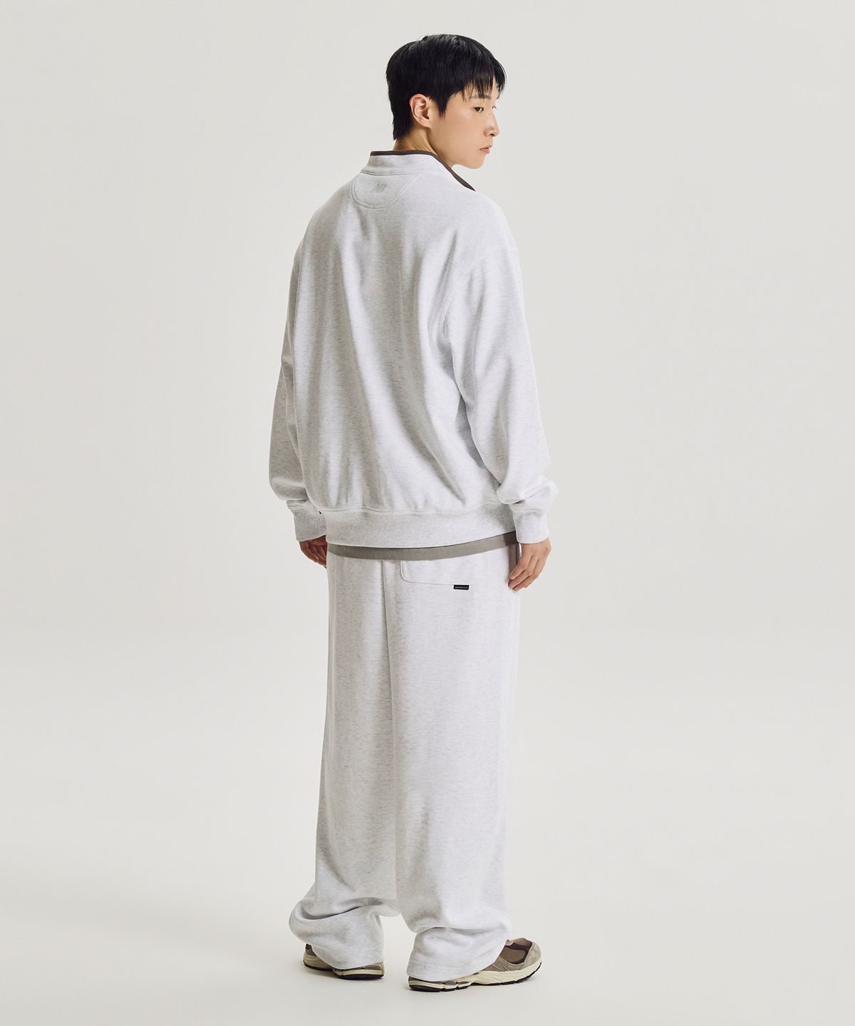 뉴발란스(NEW BALANCE) NBNCG41823 / UNI 에센셜 클래식 반집업 배색 맨투맨 (A/GRAY)