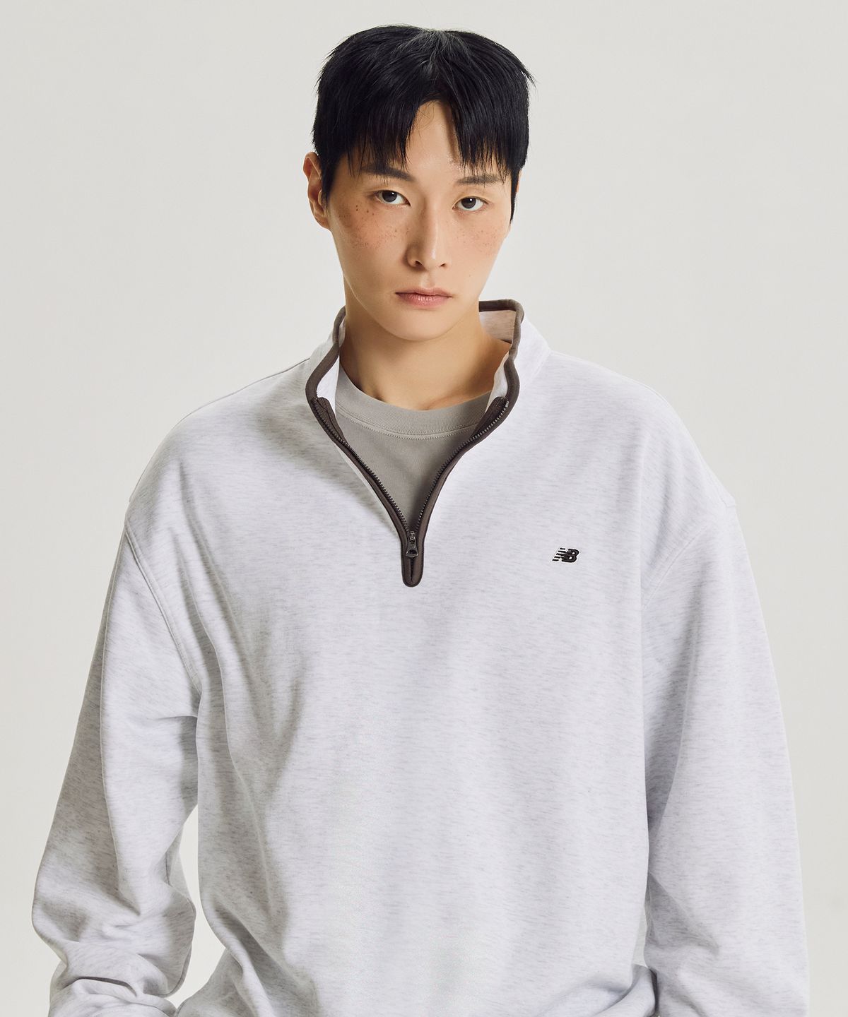 뉴발란스(NEW BALANCE) NBNCG41823 / UNI 에센셜 클래식 반집업 배색 맨투맨 (A/GRAY)