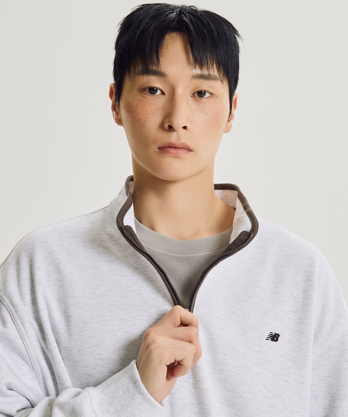 뉴발란스(NEW BALANCE) NBNCG41823 / UNI 에센셜 클래식 반집업 배색 맨투맨 (A/GRAY)