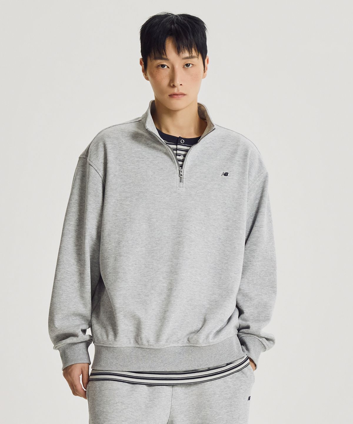 뉴발란스(NEW BALANCE) NBNCG41813 / UNI 에센셜 클래식 반집업 맨투맨 (M/GRAY)
