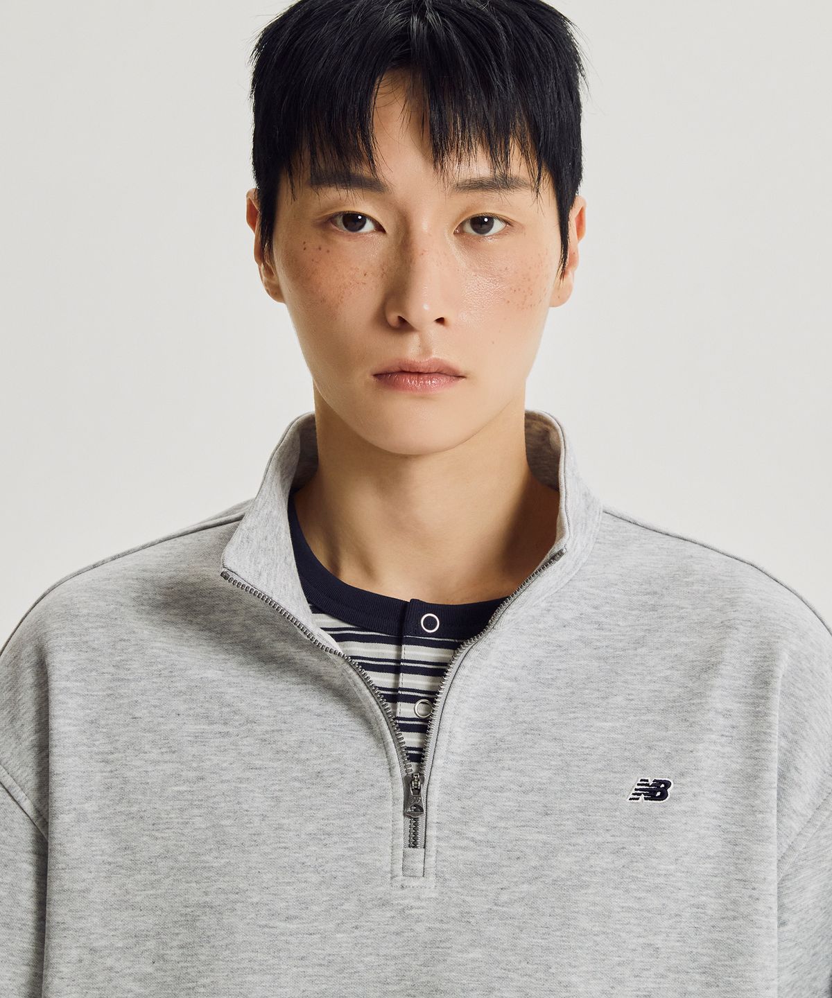 뉴발란스(NEW BALANCE) NBNCG41813 / UNI 에센셜 클래식 반집업 맨투맨 (M/GRAY)