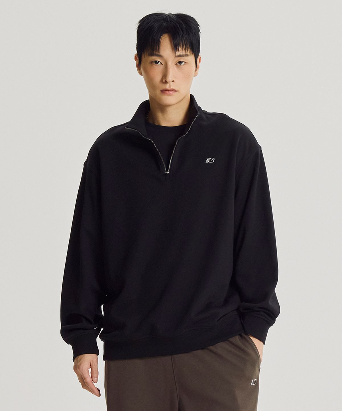 뉴발란스(NEW BALANCE) NBNCG41813 / UNI 에센셜 클래식 반집업 맨투맨 (BLACK)