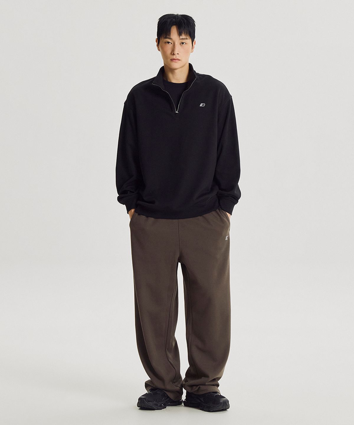 뉴발란스(NEW BALANCE) NBNCG41813 / UNI 에센셜 클래식 반집업 맨투맨 (BLACK)