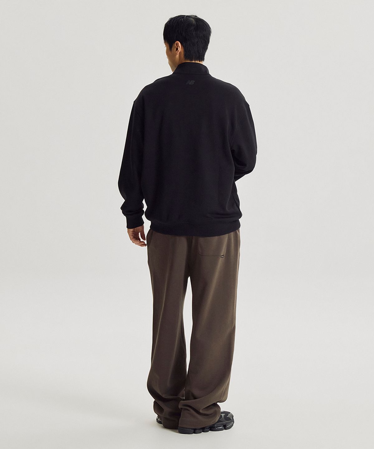뉴발란스(NEW BALANCE) NBNCG41813 / UNI 에센셜 클래식 반집업 맨투맨 (BLACK)