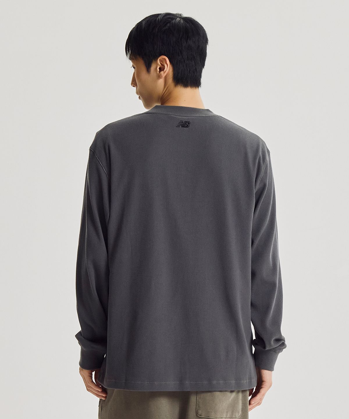 뉴발란스(NEW BALANCE) NBNDG31863 / UNI 모닝레이브 와플 헨리넥 긴팔티 (CHARCOAL)