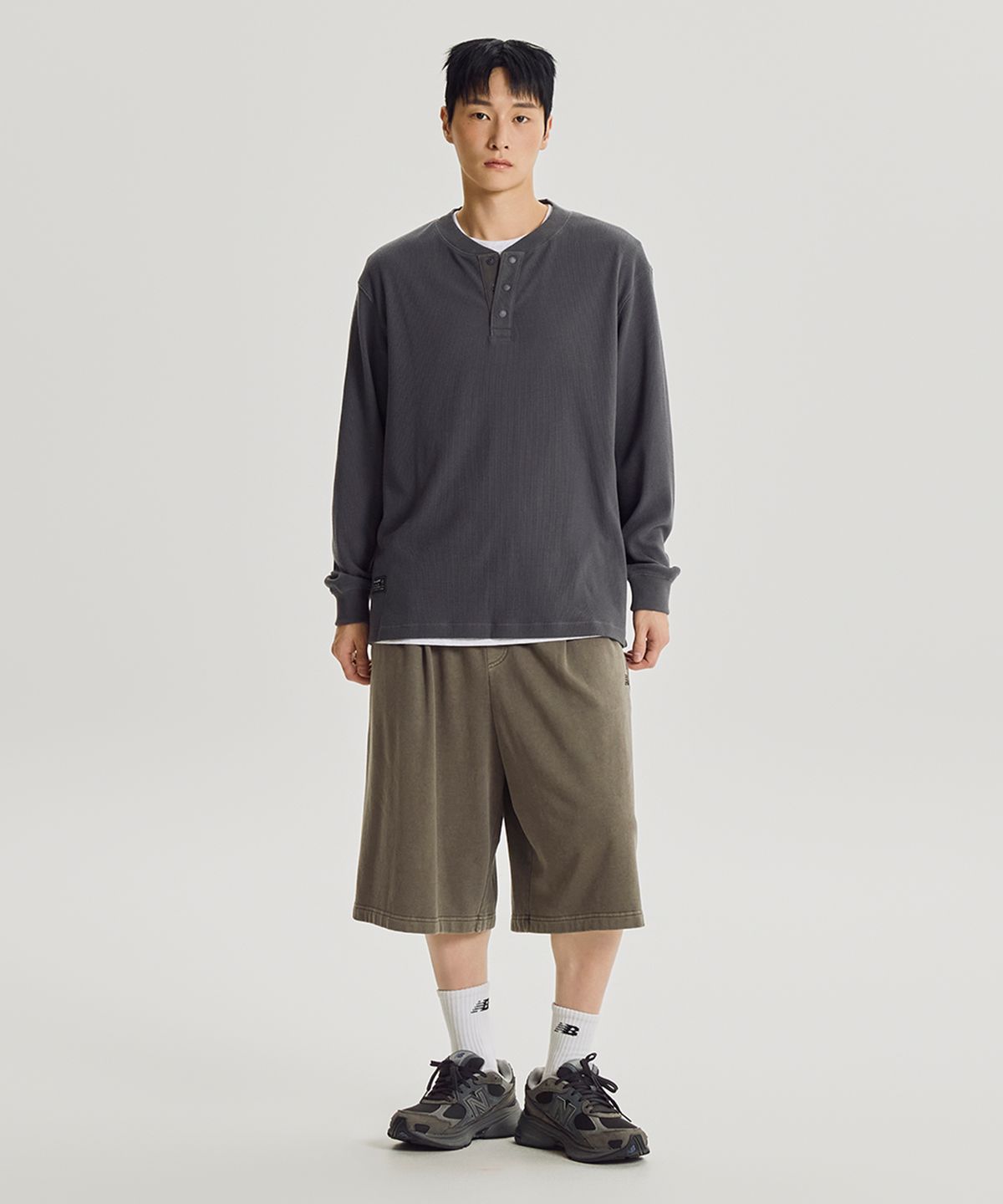 뉴발란스(NEW BALANCE) NBNDG31863 / UNI 모닝레이브 와플 헨리넥 긴팔티 (CHARCOAL)