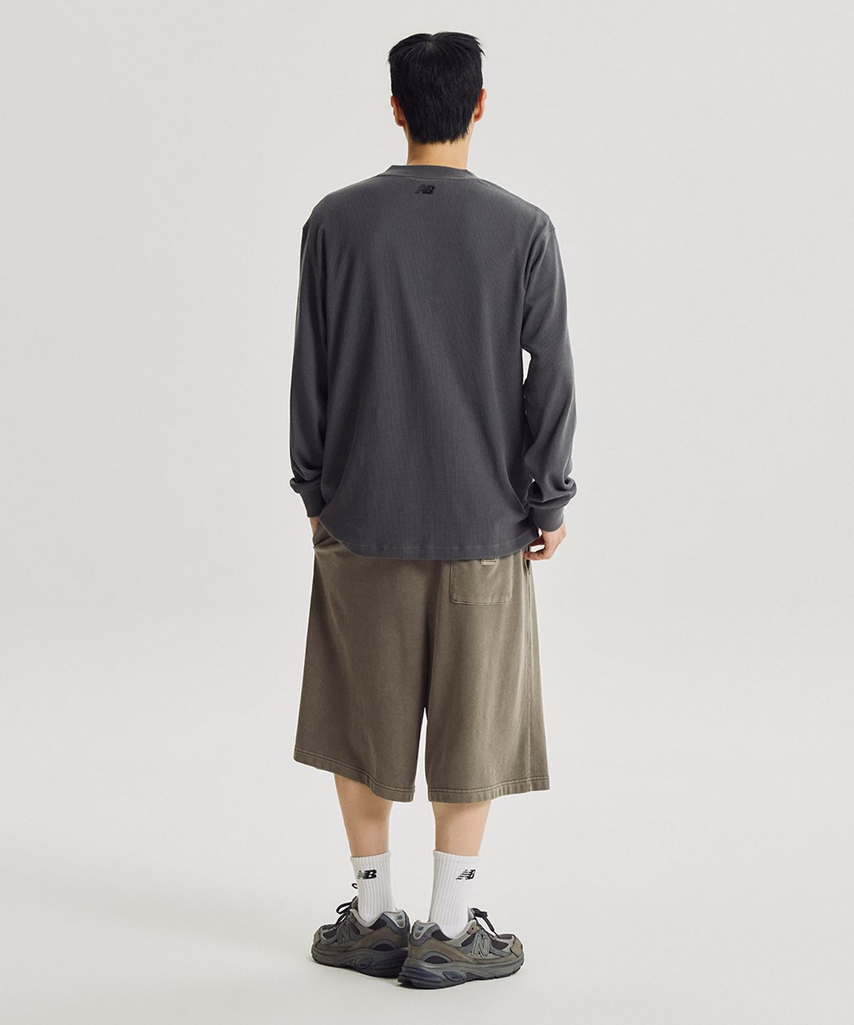 뉴발란스(NEW BALANCE) NBNDG31863 / UNI 모닝레이브 와플 헨리넥 긴팔티 (CHARCOAL)