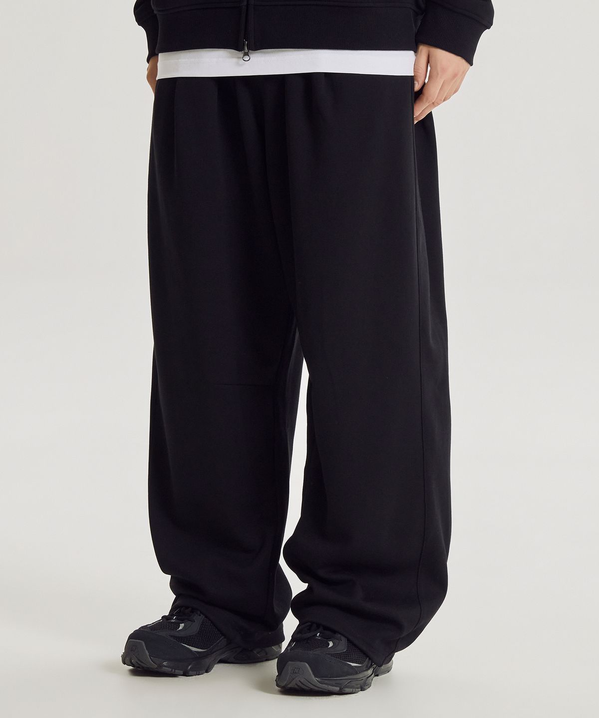 뉴발란스(NEW BALANCE) NBMLG41833 / UNI 에센셜 클래식 사이드턱 오버와이드 팬츠 (BLACK)
