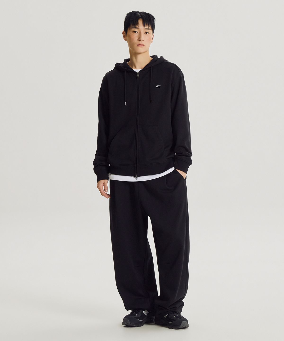 뉴발란스(NEW BALANCE) NBMLG41833 / UNI 에센셜 클래식 사이드턱 오버와이드 팬츠 (BLACK)