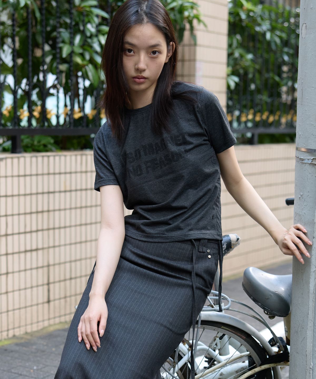 이프소마그넷(IFSO MAGNET) String Short Sleeve Print T-Shirt - CHARCOAL