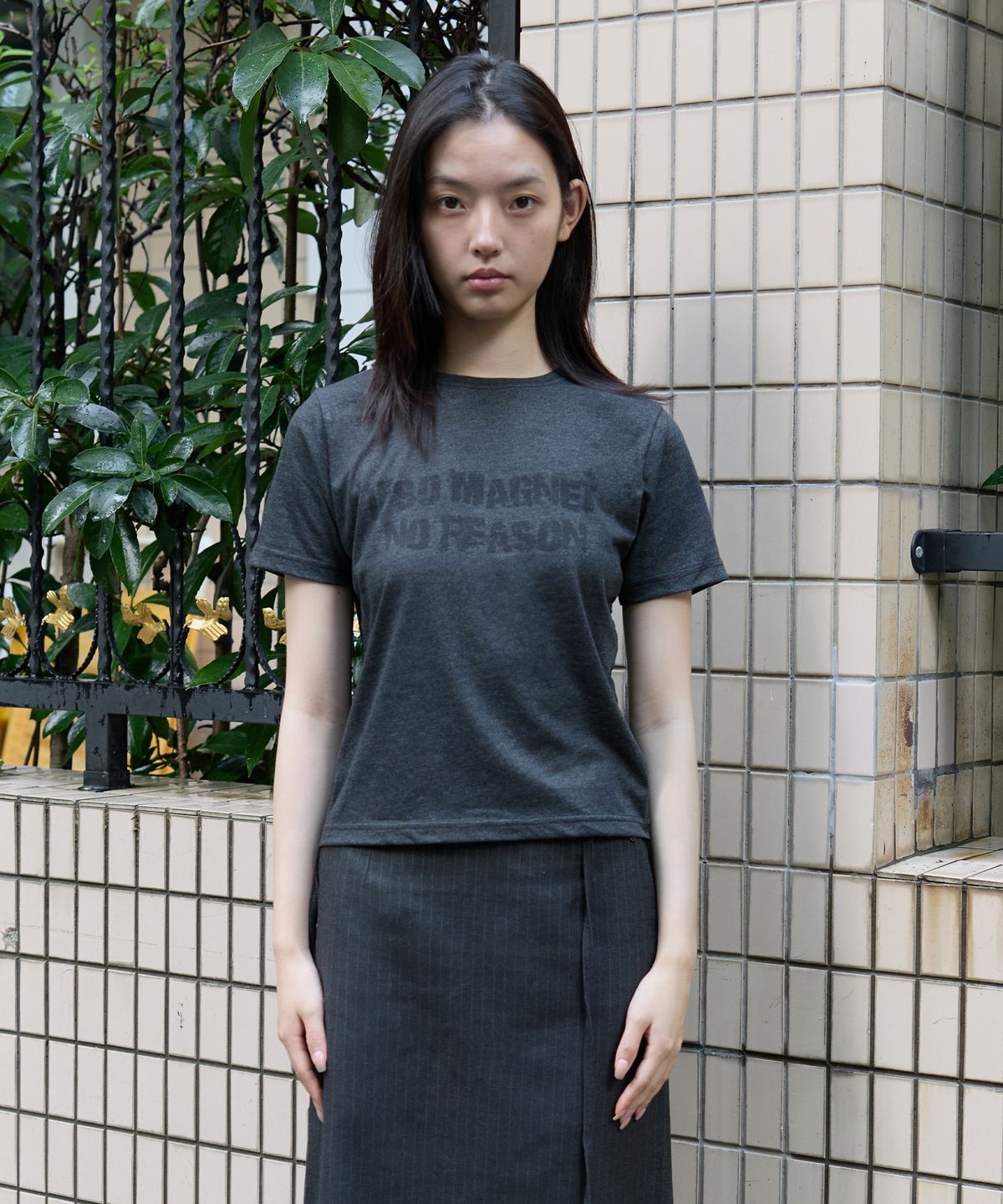 이프소마그넷(IFSO MAGNET) String Short Sleeve Print T-Shirt - CHARCOAL
