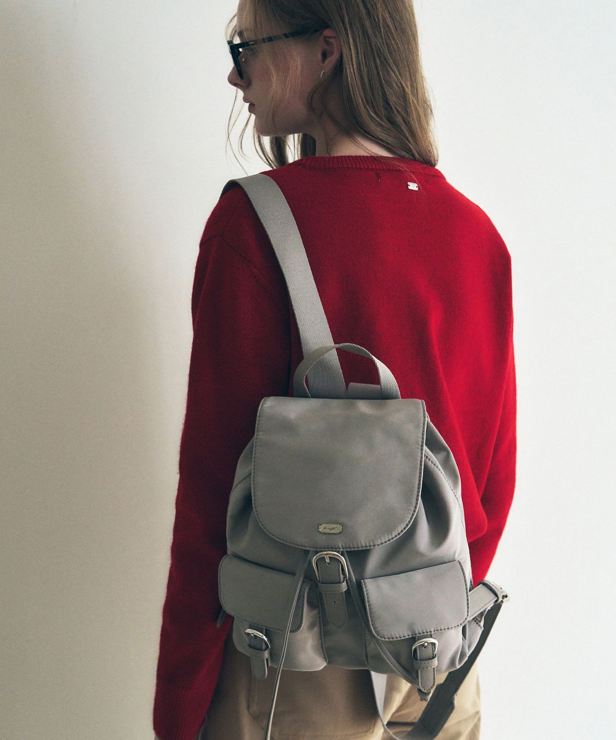 드로우핏 우먼(DRAWFIT WOMEN) 오벌 버클 포켓 나일론 백팩 [TAUPE GREY]