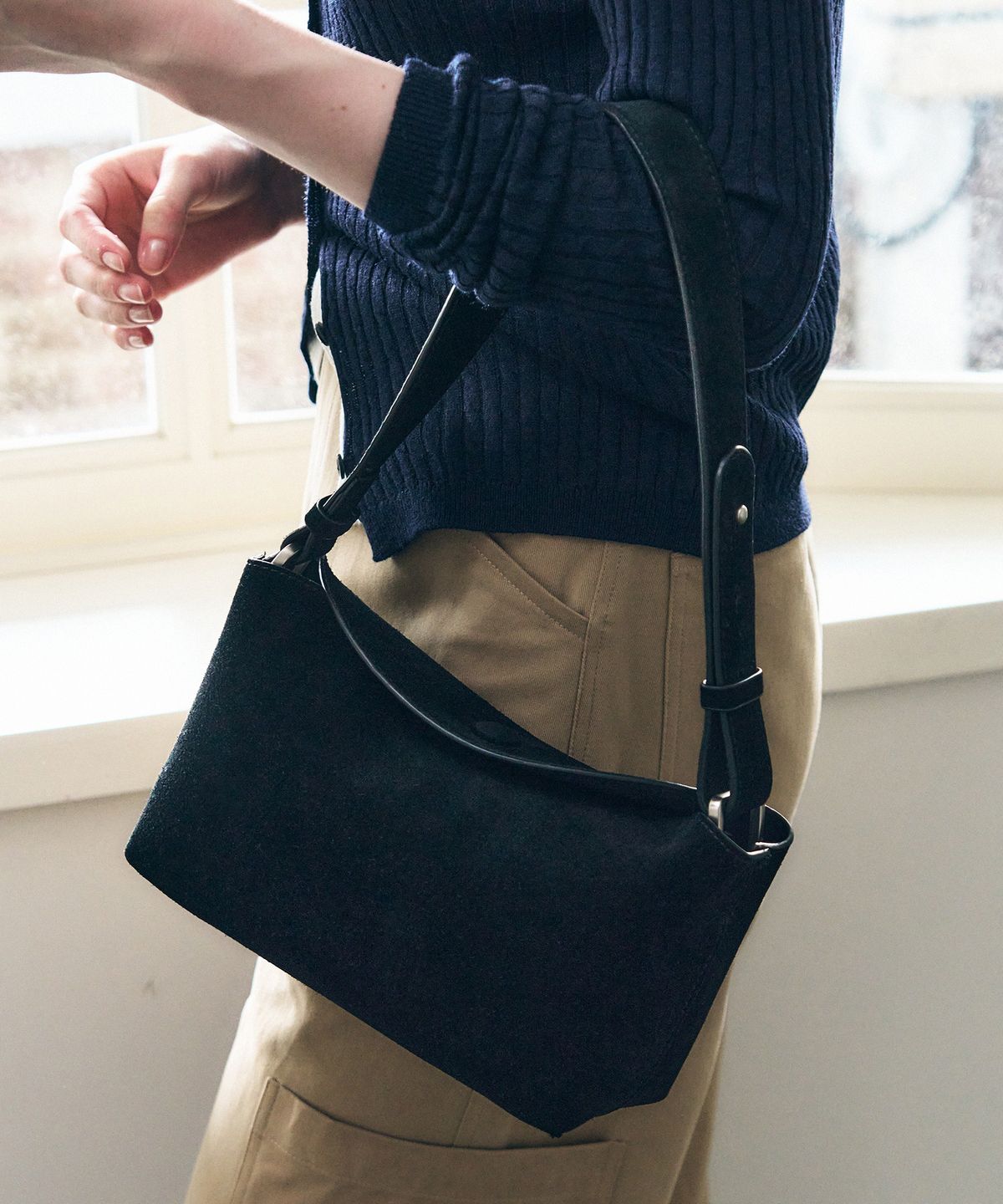 드로우핏 우먼(DRAWFIT WOMEN) 플랩 스웨이드 바게트 백 [BLACK]