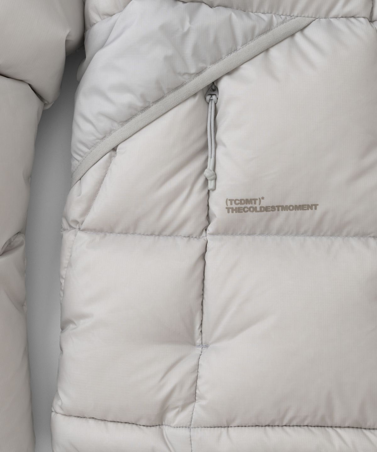 더콜디스트모먼트(THECOLDESTMOMENT) TCM grid quilted heavy padding (grey beige)