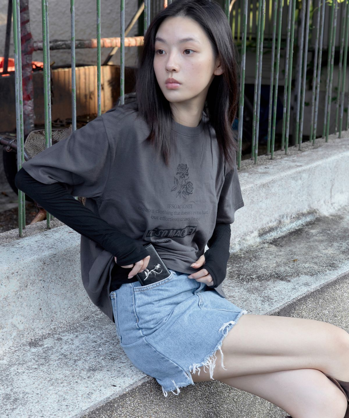 이프소마그넷(IFSO MAGNET) Loose-fit Rose Print Short-sleeve T-Shirt - CHARCOAL
