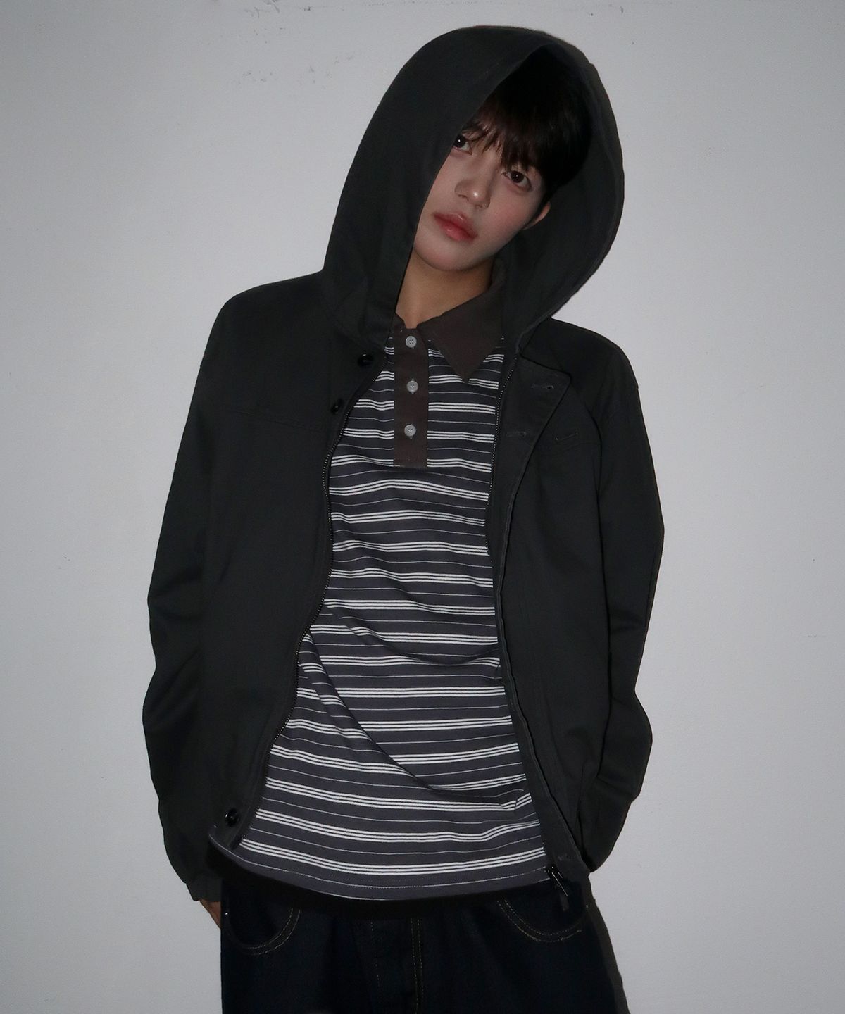 플레이스스튜디오맨(PLACESTUDIOMAN) 스냅 버튼 디테일 세미 크롭 오버핏 투웨이 지퍼 코튼 후드집업 자켓 [차콜]