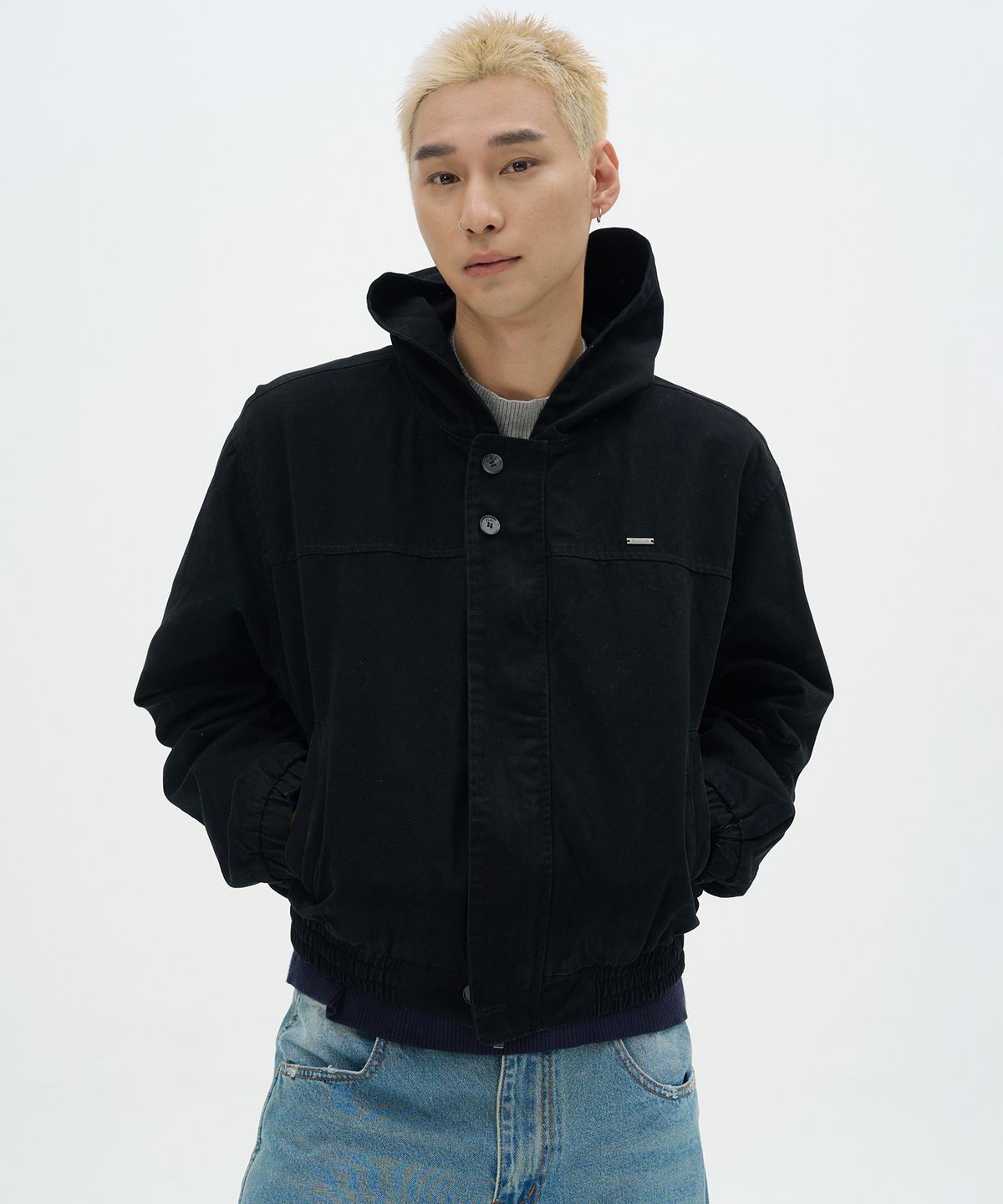 플레이스스튜디오맨(PLACESTUDIOMAN) 스냅 버튼 디테일 세미 크롭 오버핏 투웨이 지퍼 코튼 후드집업 자켓 [블랙]