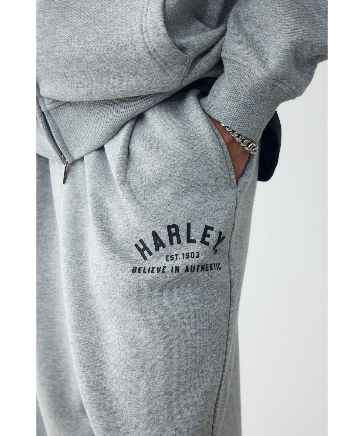 할리데이비슨 컬렉션스®(HARLEY-DAVIDSON COLLECTIONS®) 1903 할리 스웻 팬츠 _멜란지 그레이_HH16320001