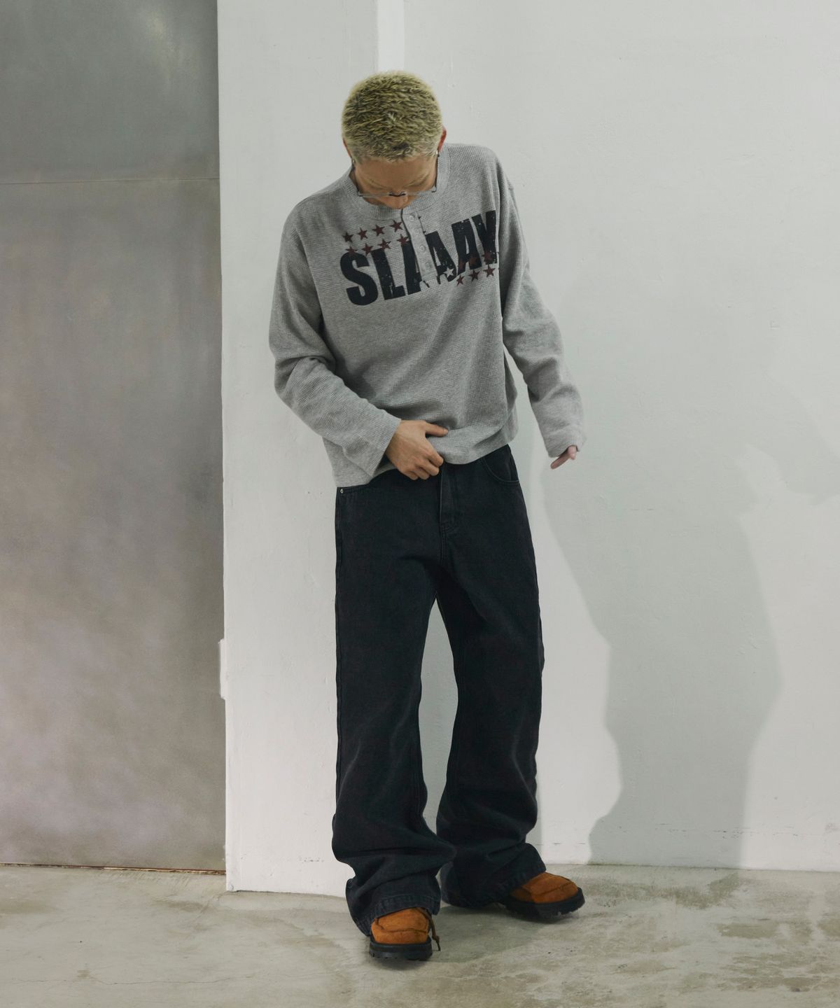 스켈리웩(SCALLYWAG) 워시드 새깅 플레어 진[블랙]