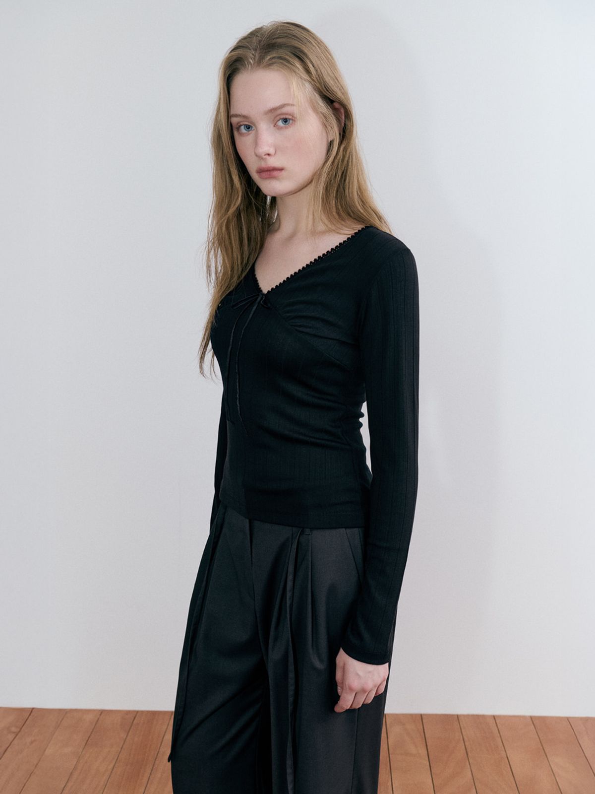 에트몽(ETMON) Lace V-Neck Ribbon T-Shirt, Black