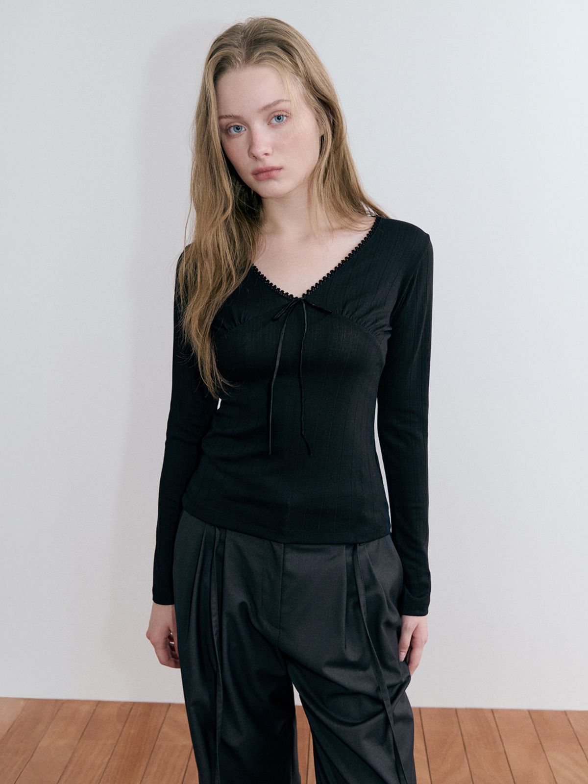 에트몽(ETMON) Lace V-Neck Ribbon T-Shirt, Black