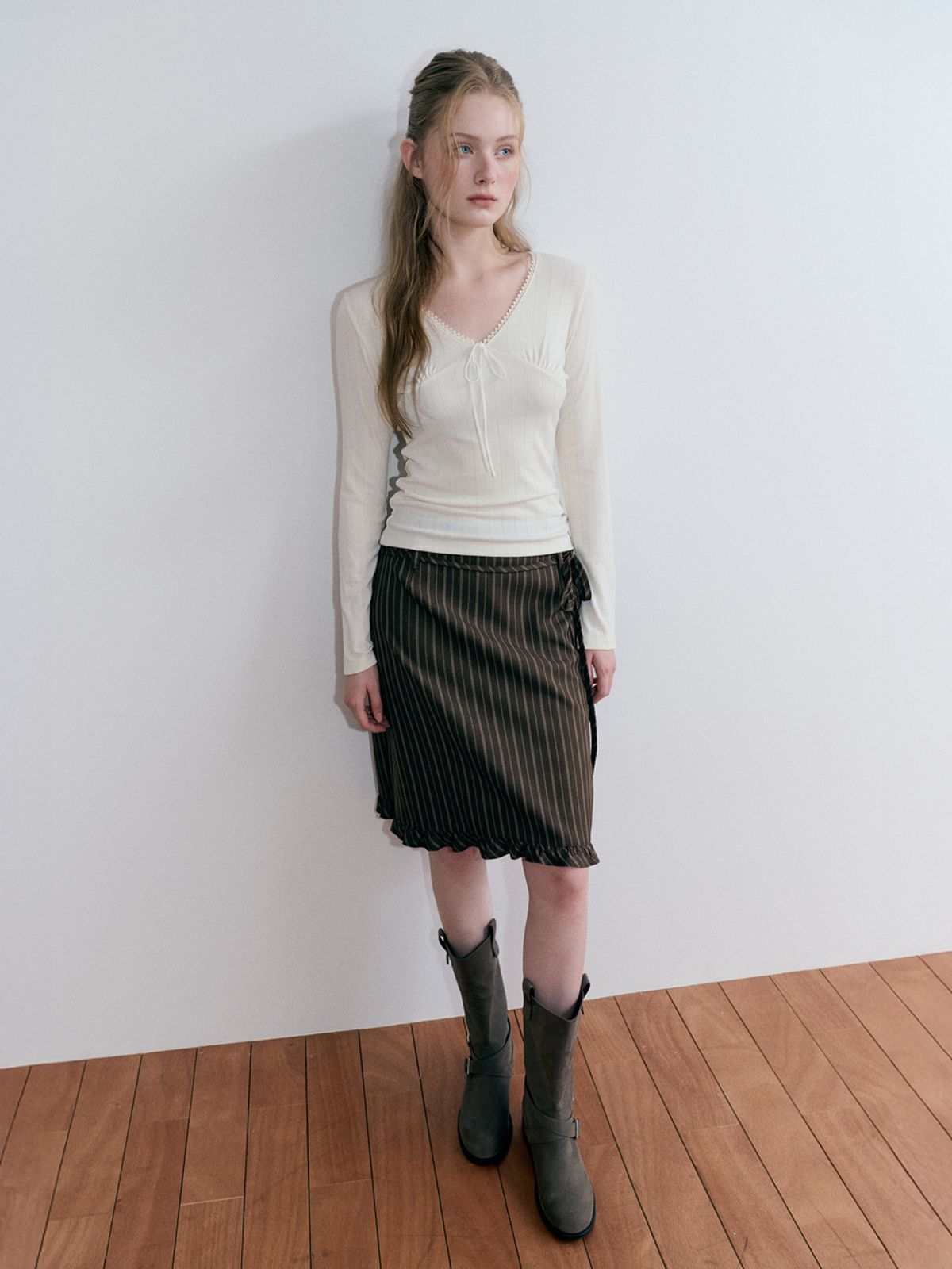 에트몽(ETMON) Lace V-Neck Ribbon T-Shirt, Cream