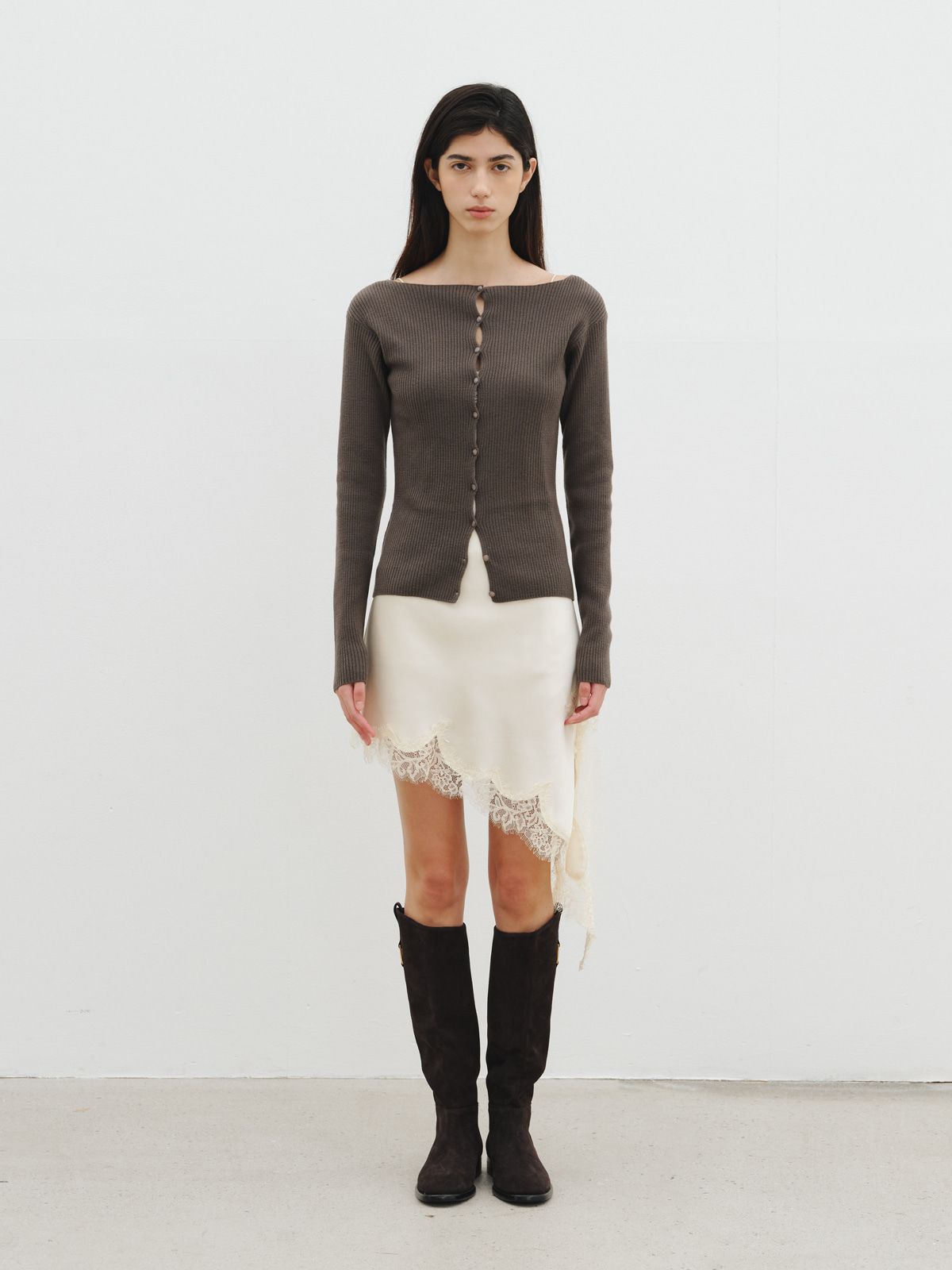 리플레인(REPLAIN) BOAT NECK BUTTON CARDIGAN_DARK BROWN