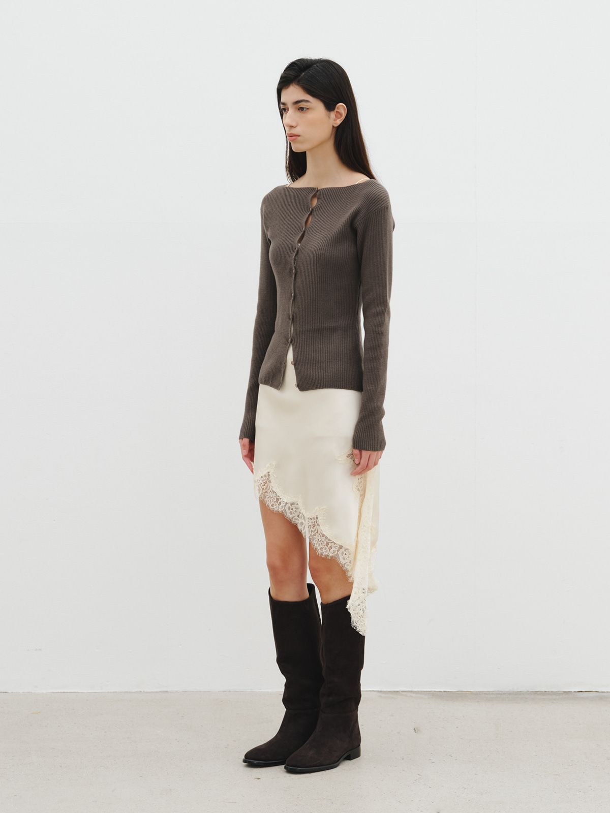 리플레인(REPLAIN) BOAT NECK BUTTON CARDIGAN_DARK BROWN