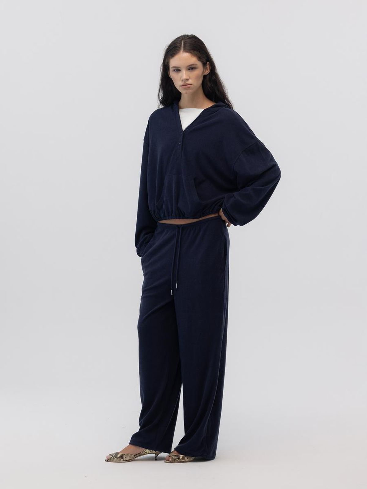 글로니(GLOWNY) SNUG TERRY V-CUT HOODIE (NAVY)