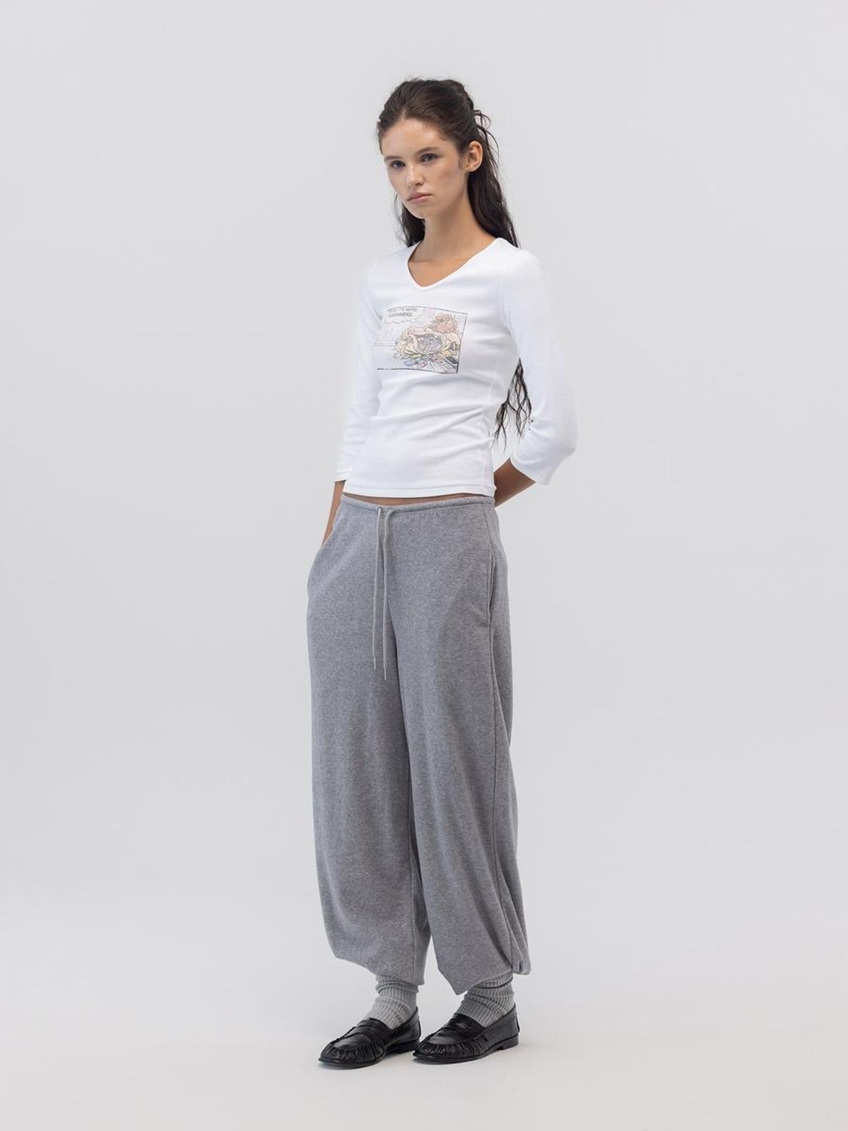 글로니(GLOWNY) LOST GIRL V NECK 3/4 SLEEVE (WHITE)