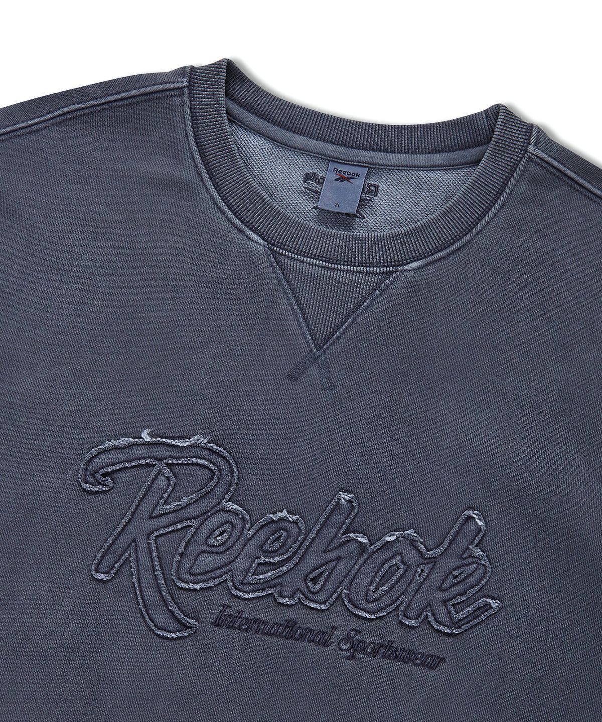 리복(REEBOK) 가먼트다잉 아플리케 맨투맨 - 인디고