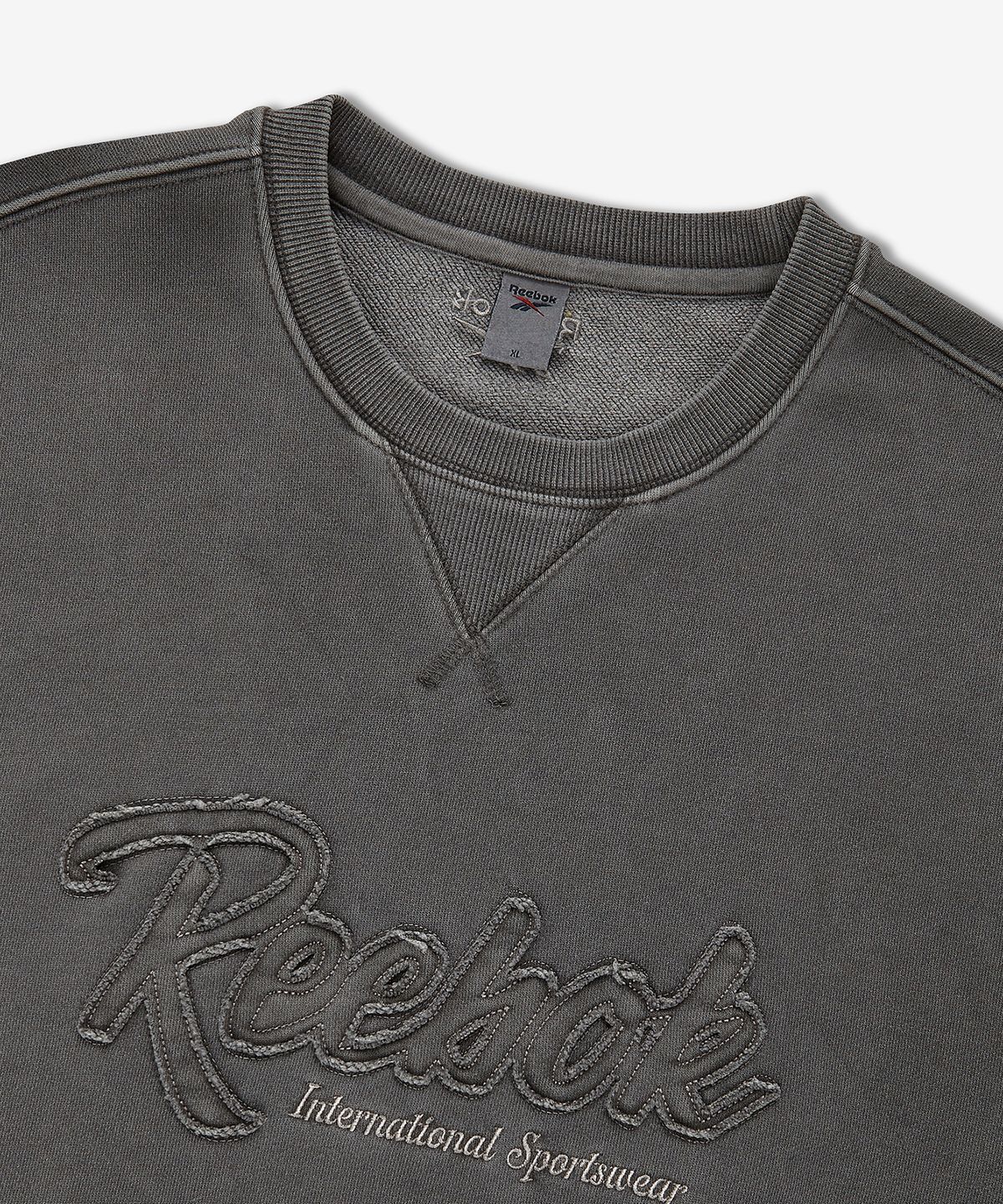 리복(REEBOK) 가먼트다잉 아플리케 맨투맨 - 애쉬 그레이
