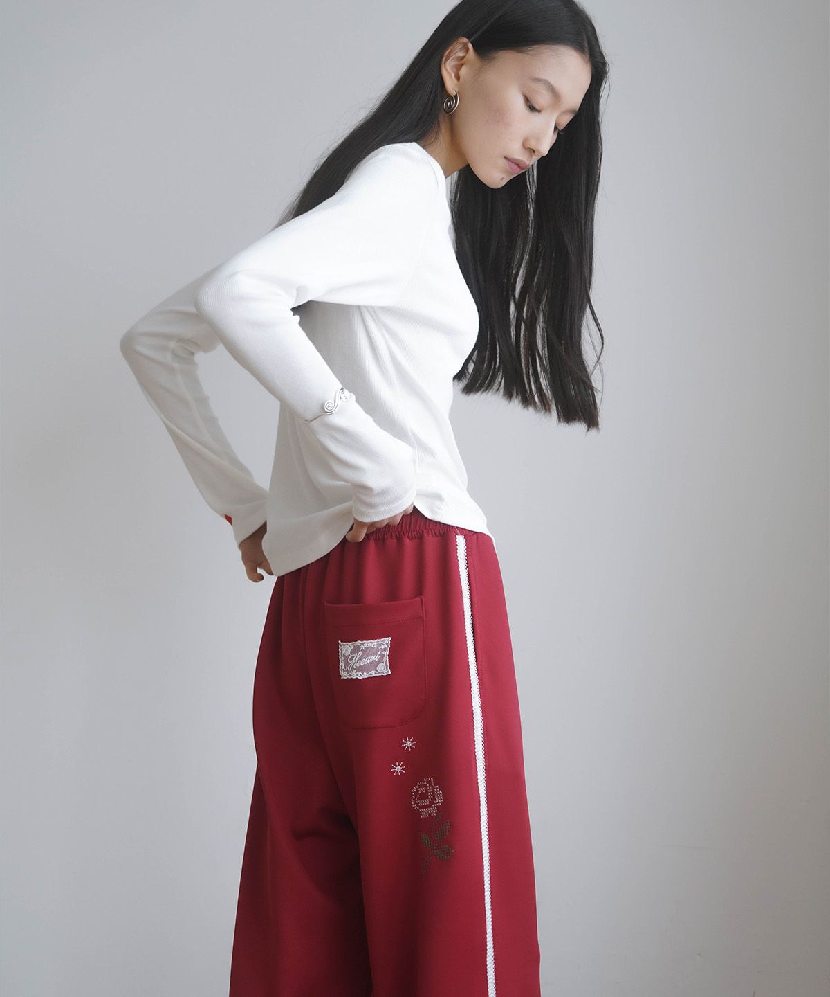 히어리(HEEARI) 로지 자수 레이스 트랙팬츠_레드