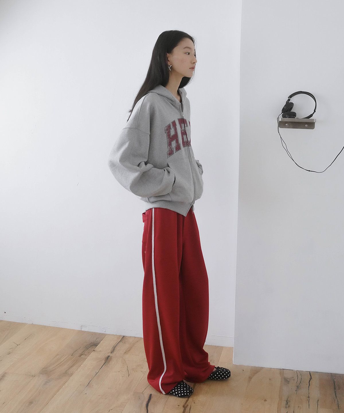 히어리(HEEARI) 로지 자수 레이스 트랙팬츠_레드