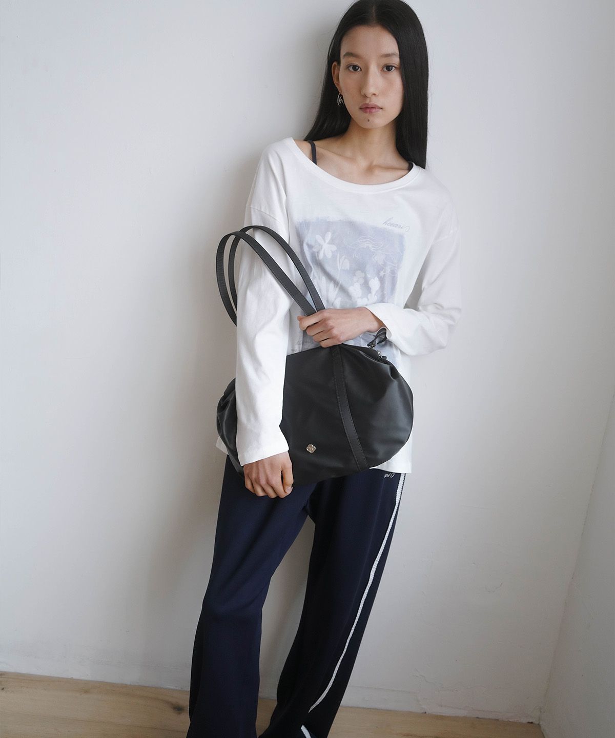 히어리(HEEARI) 오로라 셔링 더플백_차콜