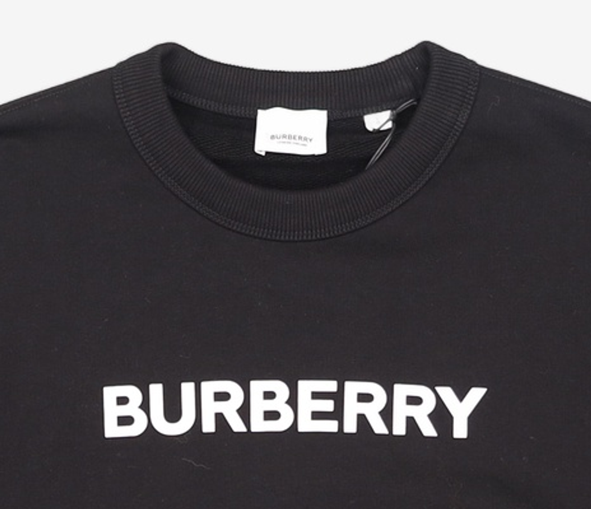 버버리(BURBERRY) 남성 로고 프린트 맨투맨 - 블랙 / 8055312 L