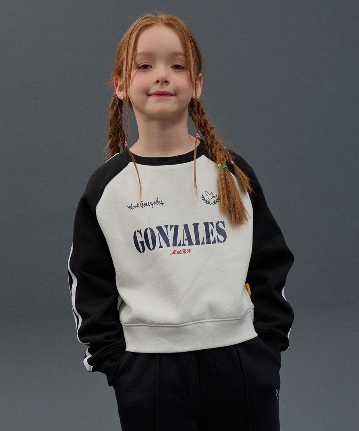 마크곤잘레스 키즈(MARK GONZALES KIDS) 곤잘레스 라글란 테이프 크롭 맨투맨_화이트_MG54TM53WH