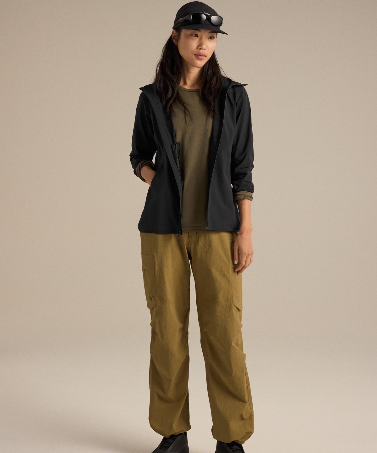 아크테릭스(ARCTERYX) 감마 라이트웨이트 후디 여성 - BLACK / AJQFW10924