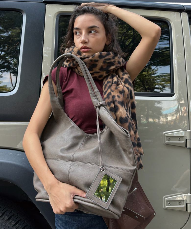 vase bag (taupe) & mirror card charm set