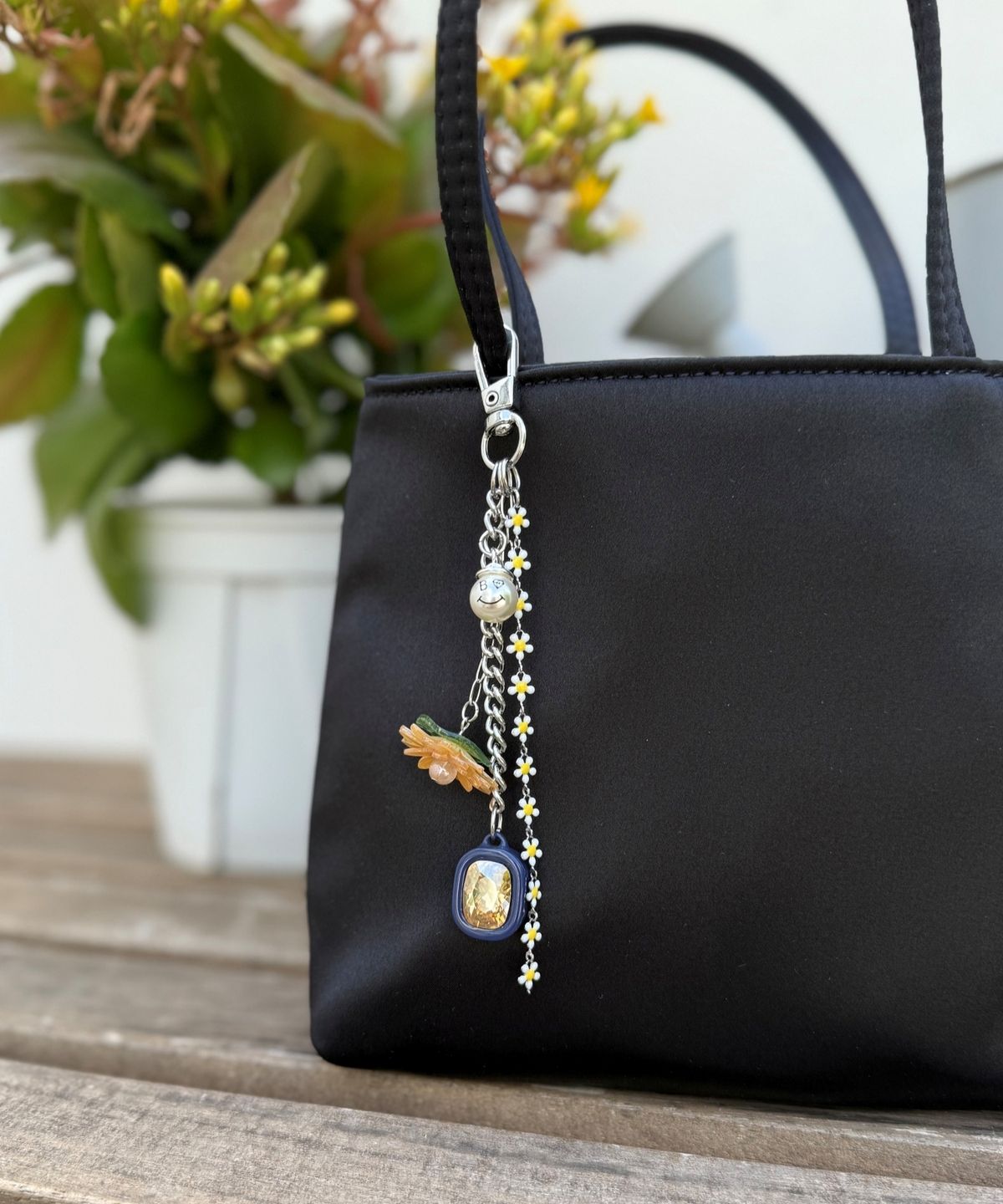 봉보(BONBEAU) Vintage glass flower chain key ring 아크릴 글라스 꽃 데이지 체인 스와로브스키 참 가방 파우치 키링
