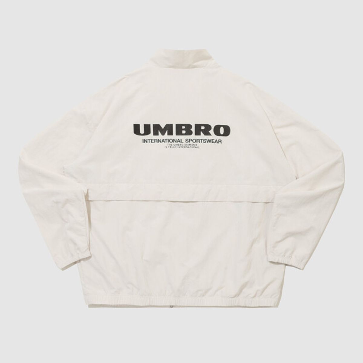 엄브로(UMBRO) 클래식 스탠넥 웜업 바람막이 자켓 아이보리 UR321CJK93