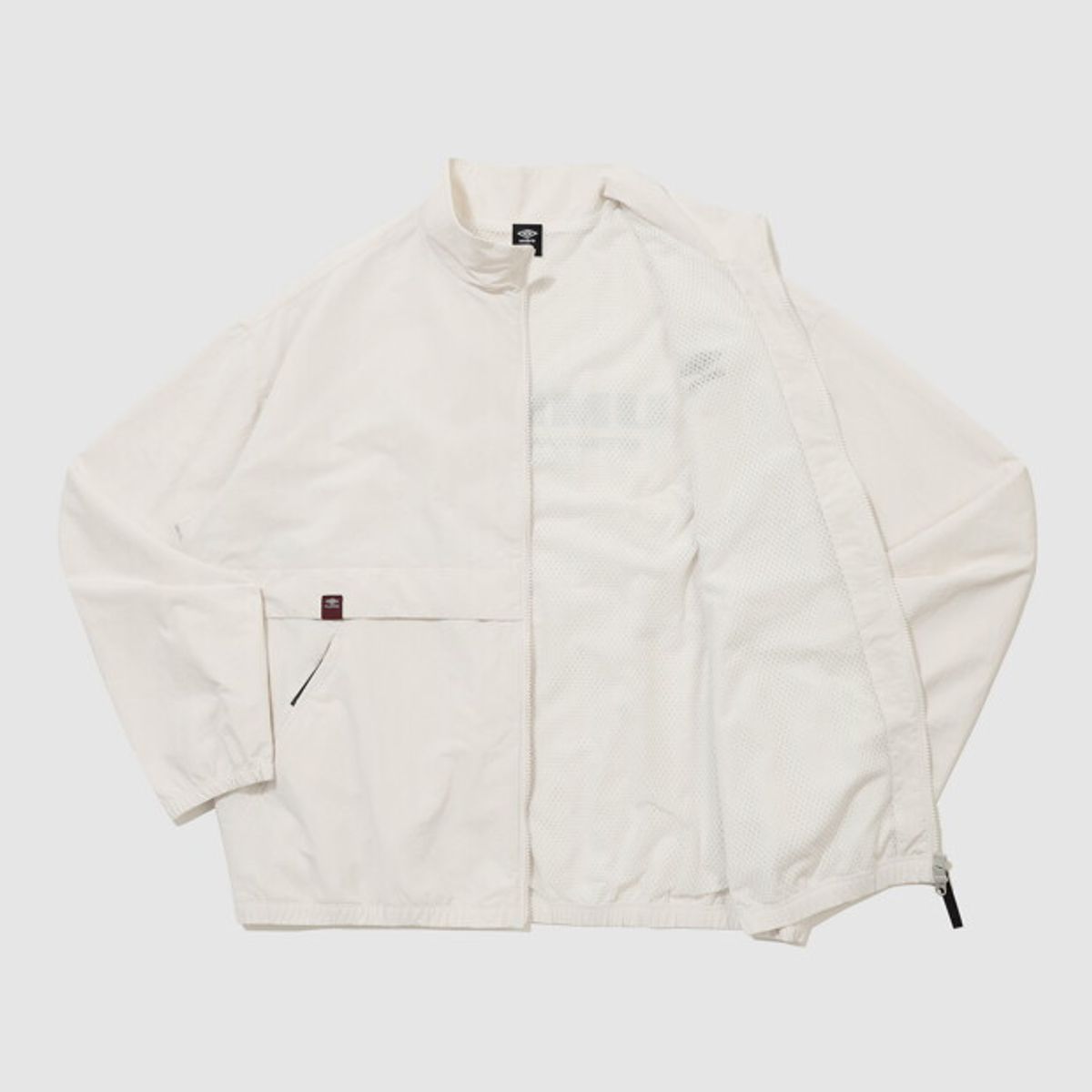 엄브로(UMBRO) 클래식 스탠넥 웜업 바람막이 자켓 아이보리 UR321CJK93