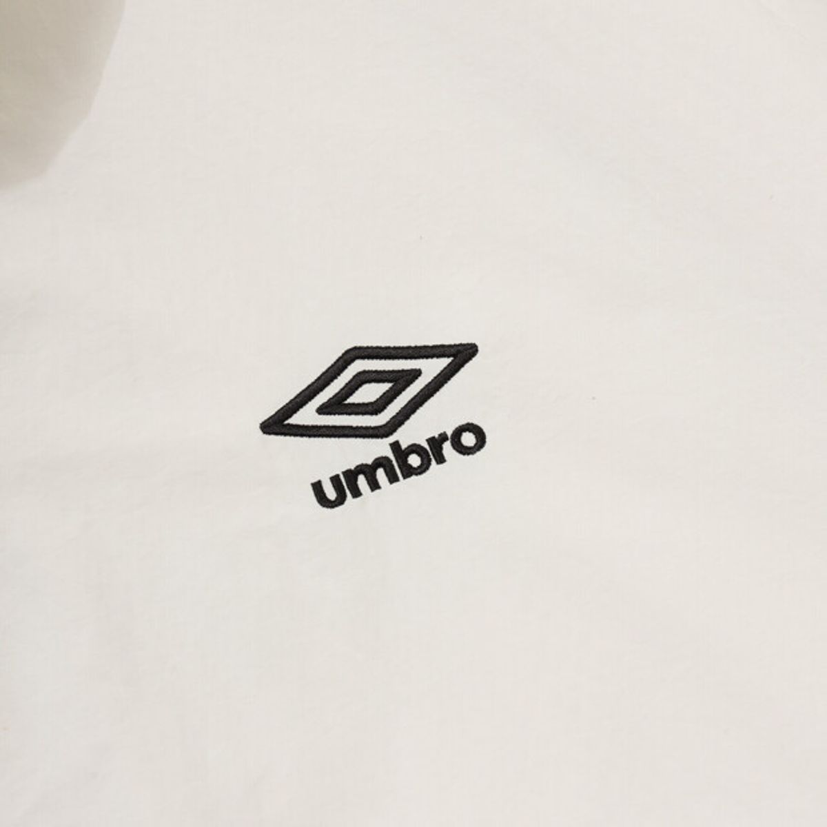 엄브로(UMBRO) 클래식 스탠넥 웜업 바람막이 자켓 아이보리 UR321CJK93