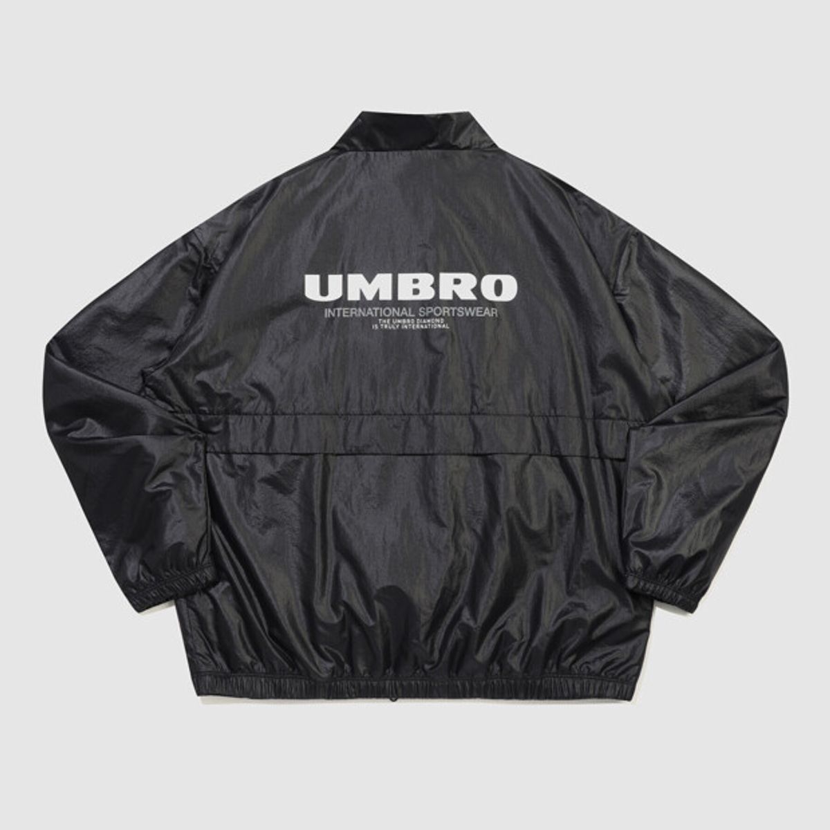엄브로(UMBRO) 클래식 스탠넥 웜업 바람막이 자켓 블랙 유광 UR321CJK93