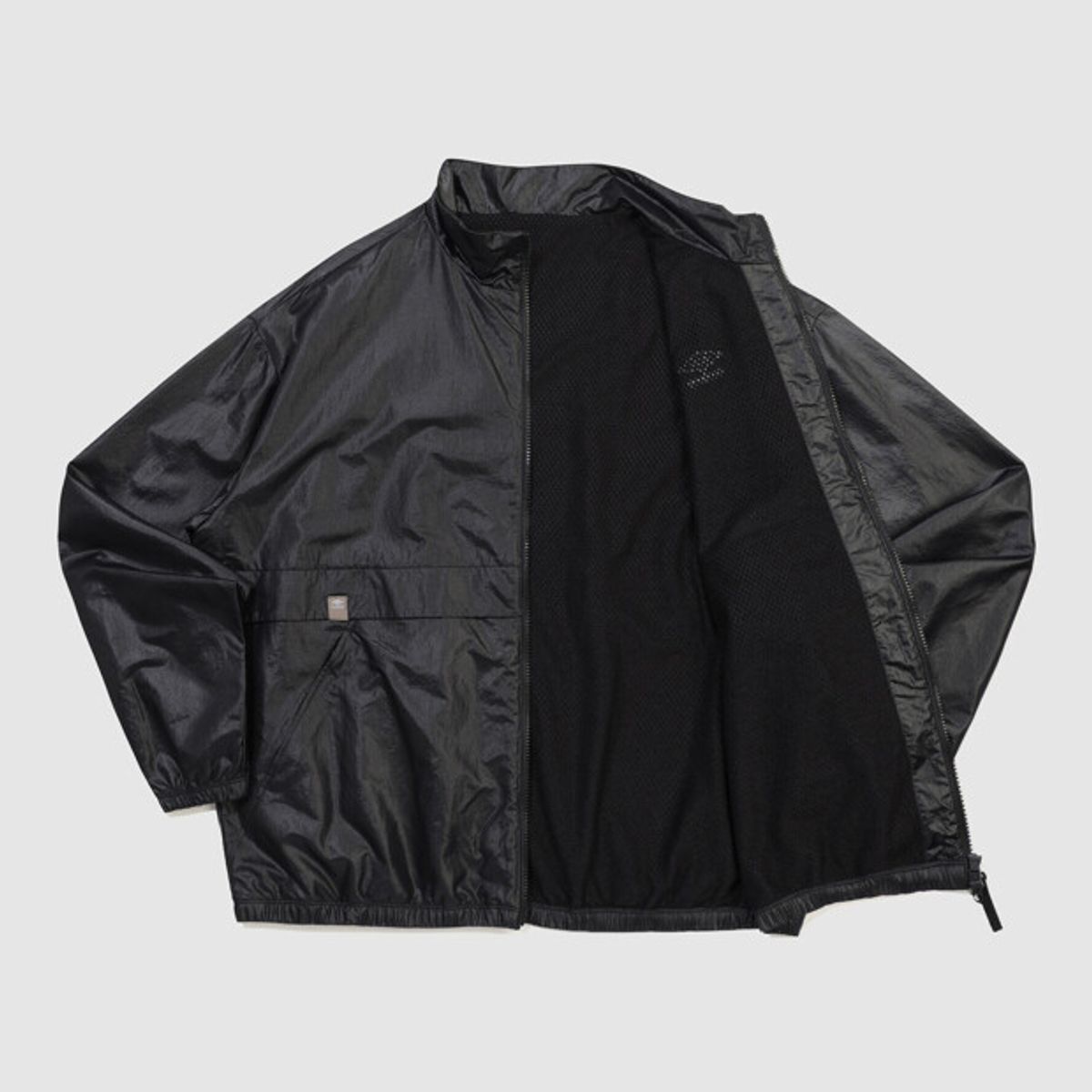엄브로(UMBRO) 클래식 스탠넥 웜업 바람막이 자켓 블랙 유광 UR321CJK93