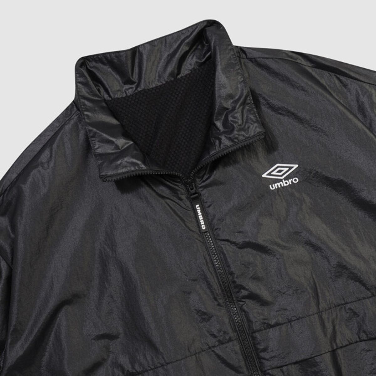 엄브로(UMBRO) 클래식 스탠넥 웜업 바람막이 자켓 블랙 유광 UR321CJK93