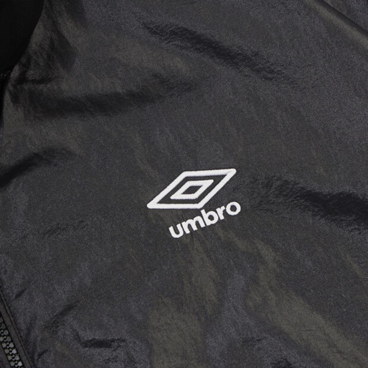 엄브로(UMBRO) 클래식 스탠넥 웜업 바람막이 자켓 블랙 유광 UR321CJK93