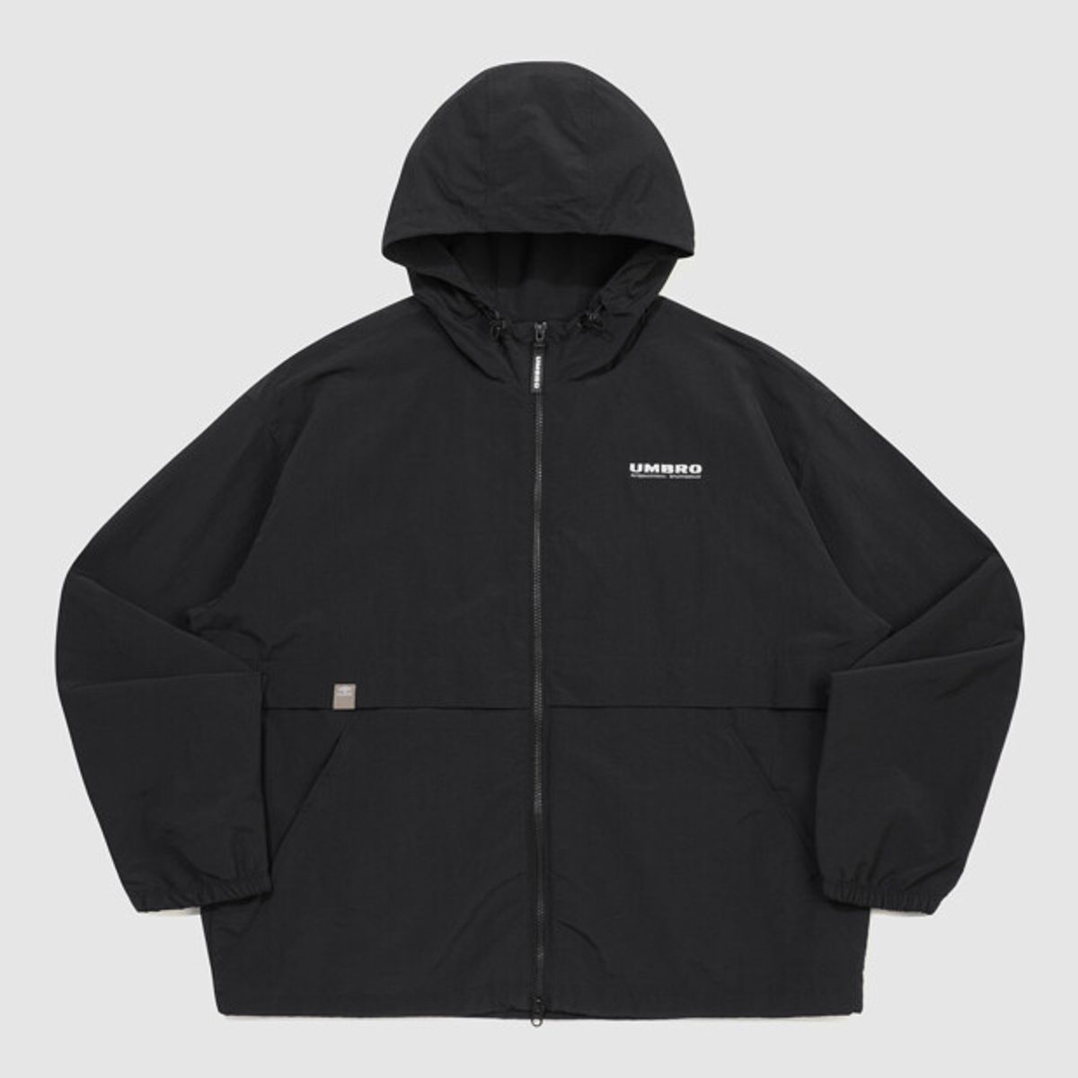 엄브로(UMBRO) 클래식 후드형 웜업 바람막이 자켓 블랙 UR321CJK92