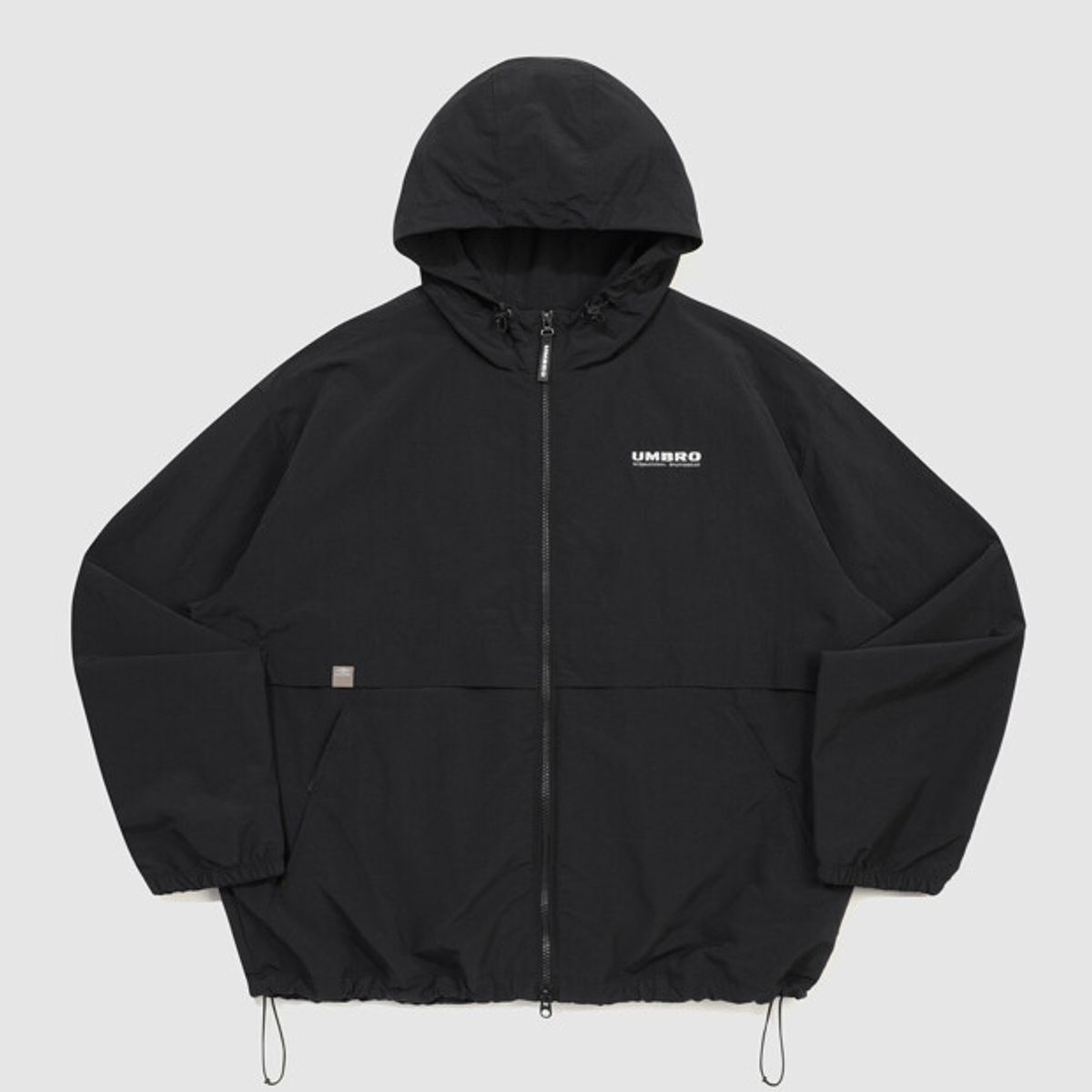 엄브로(UMBRO) 클래식 후드형 웜업 바람막이 자켓 블랙 UR321CJK92